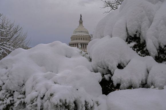 ¡PARALIZADA! Cientos de personas atrapadas en autopista de Washington por fuerte nevada