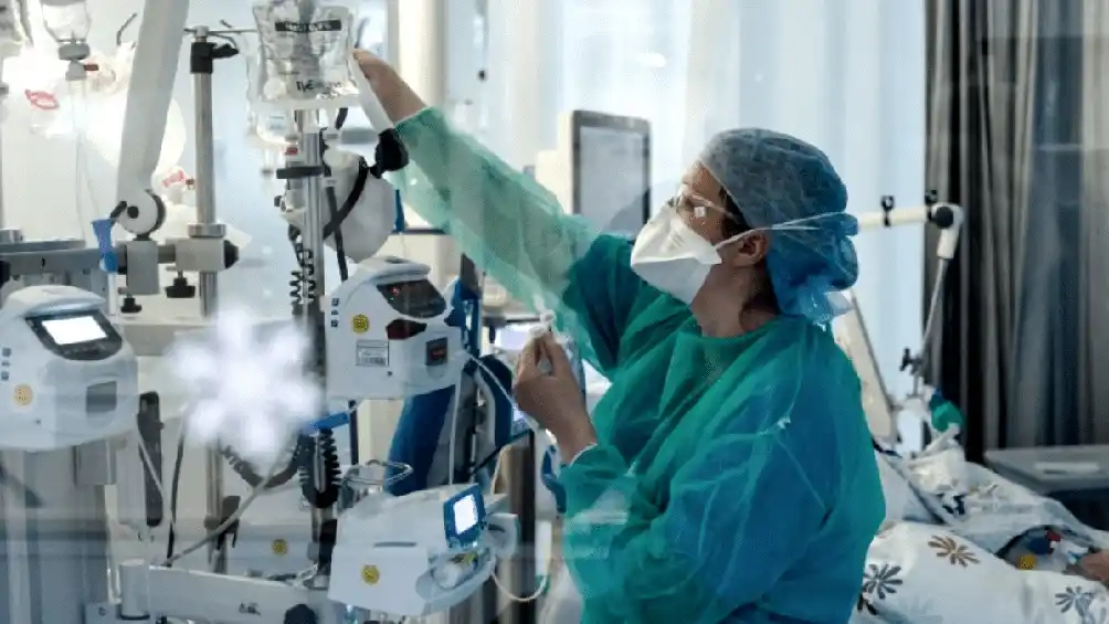 La cantidad de muertos diarios se redujo a la mitad y hubo 5.241 nuevos contagiados