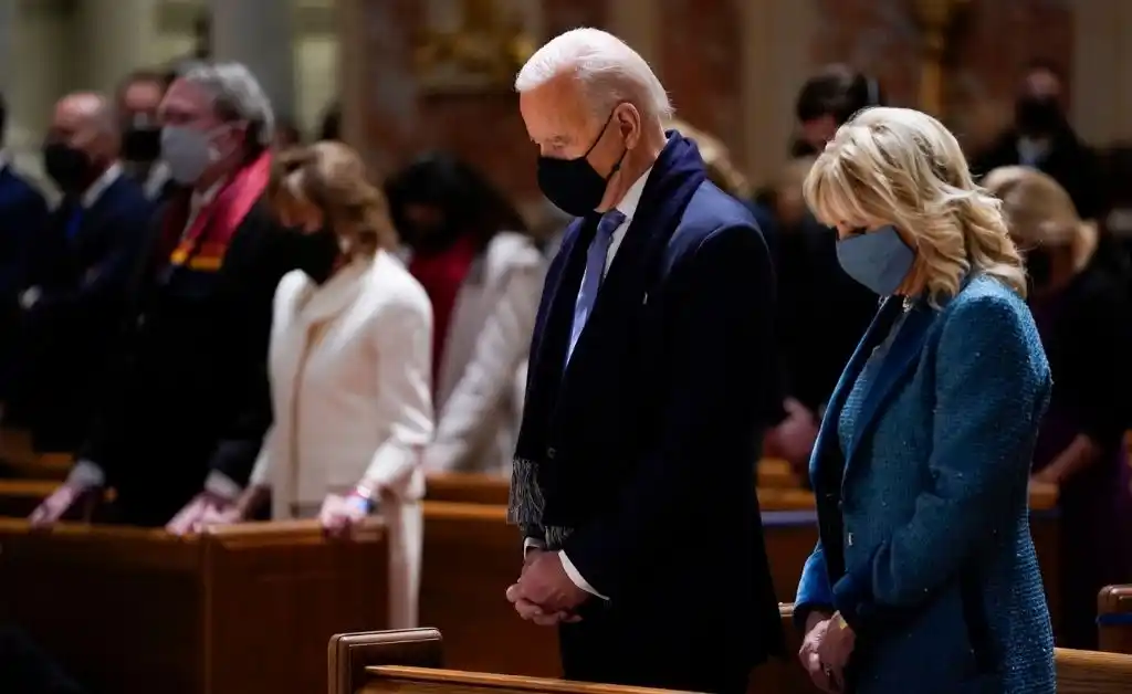 Obispos de EE UU amenazan a Biden con negarle la eucaristía por apoyar el aborto