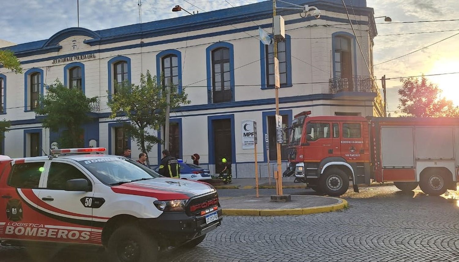 Bomberos sofocaron el incendio que se provocó en la madrugada de este domingo