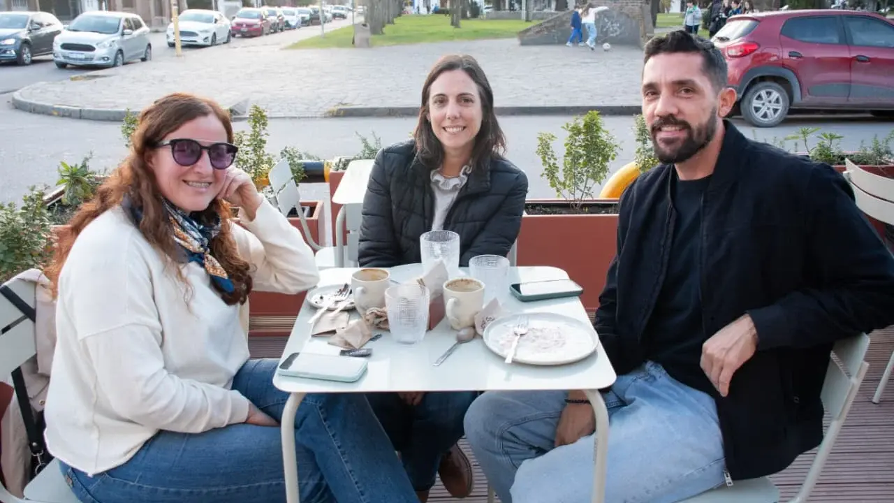 Celeste, Luciana y César. Amigos de siempre reunidos en Alba Café