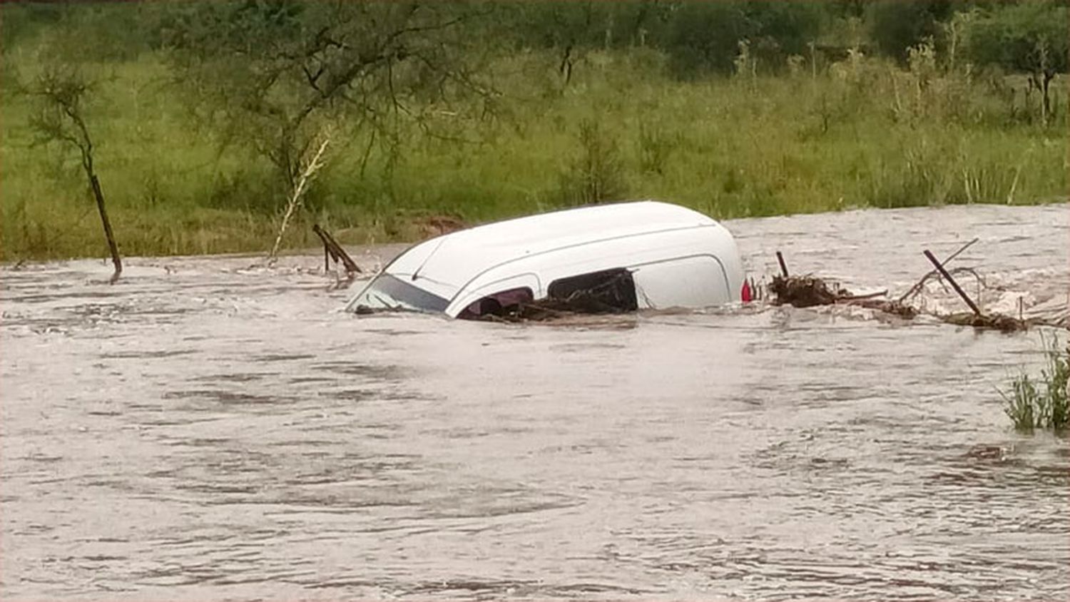 Otro auto fue arrastrado por un arroyo en Entre Ríos