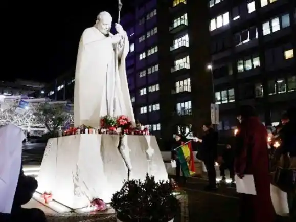 Francisco padece una neumonía bilateral y su estado sigue siendo complejo