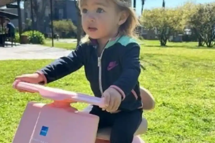 Una hermosa moto rosa, el regalo elegido por L-Gante y Támara