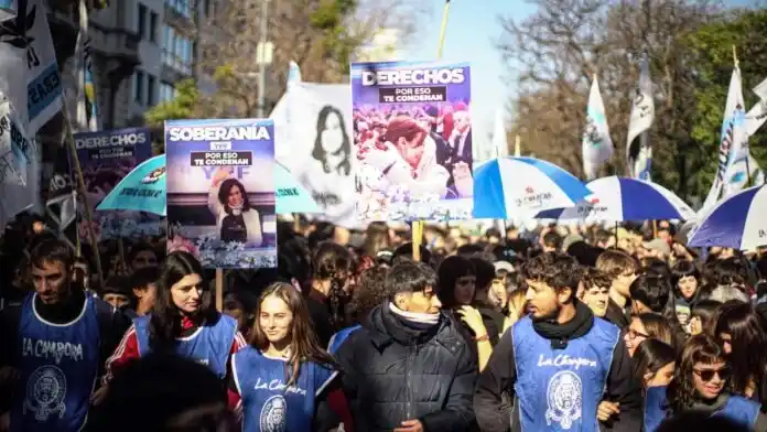La marcha a Plaza de Mayo. (X @LaCampora_CABA)