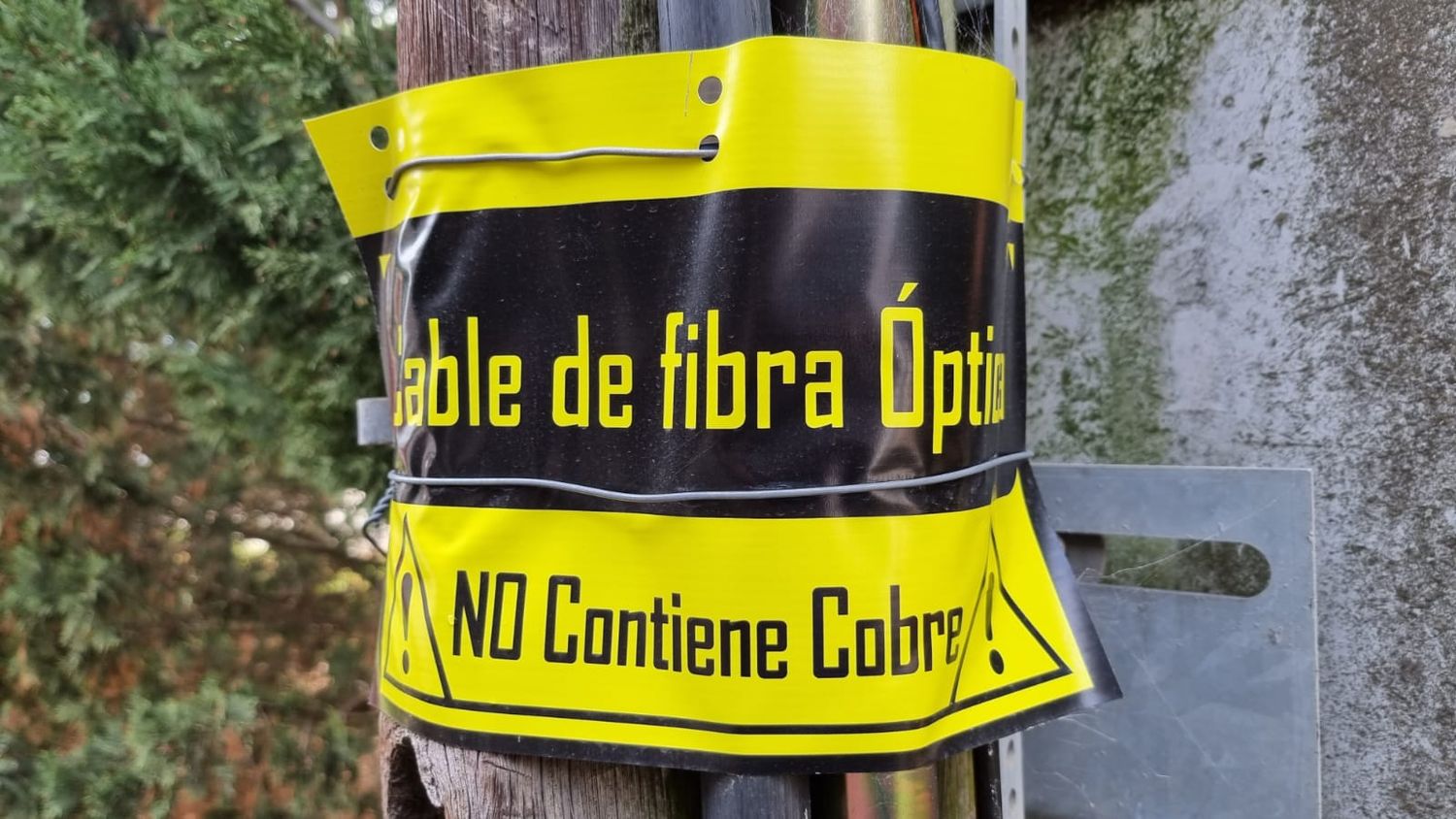"¡No contiene cobre!", el increíble cartel que debieron colocar para evitar el robo de cables