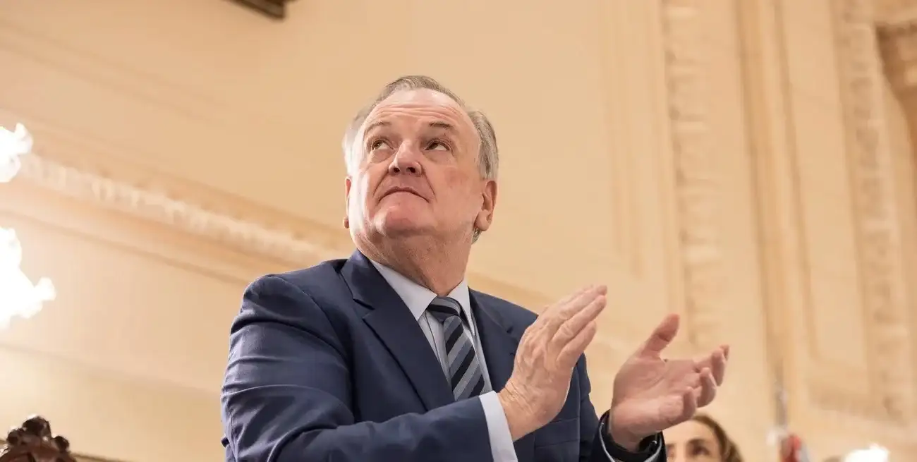 El presidente provisional de la Cámara de Senadores, Felipe Michlig, mientras se iza la bandera en el mástil del recinto. Foto: Gentileza Prensa Casa de Gobierno.