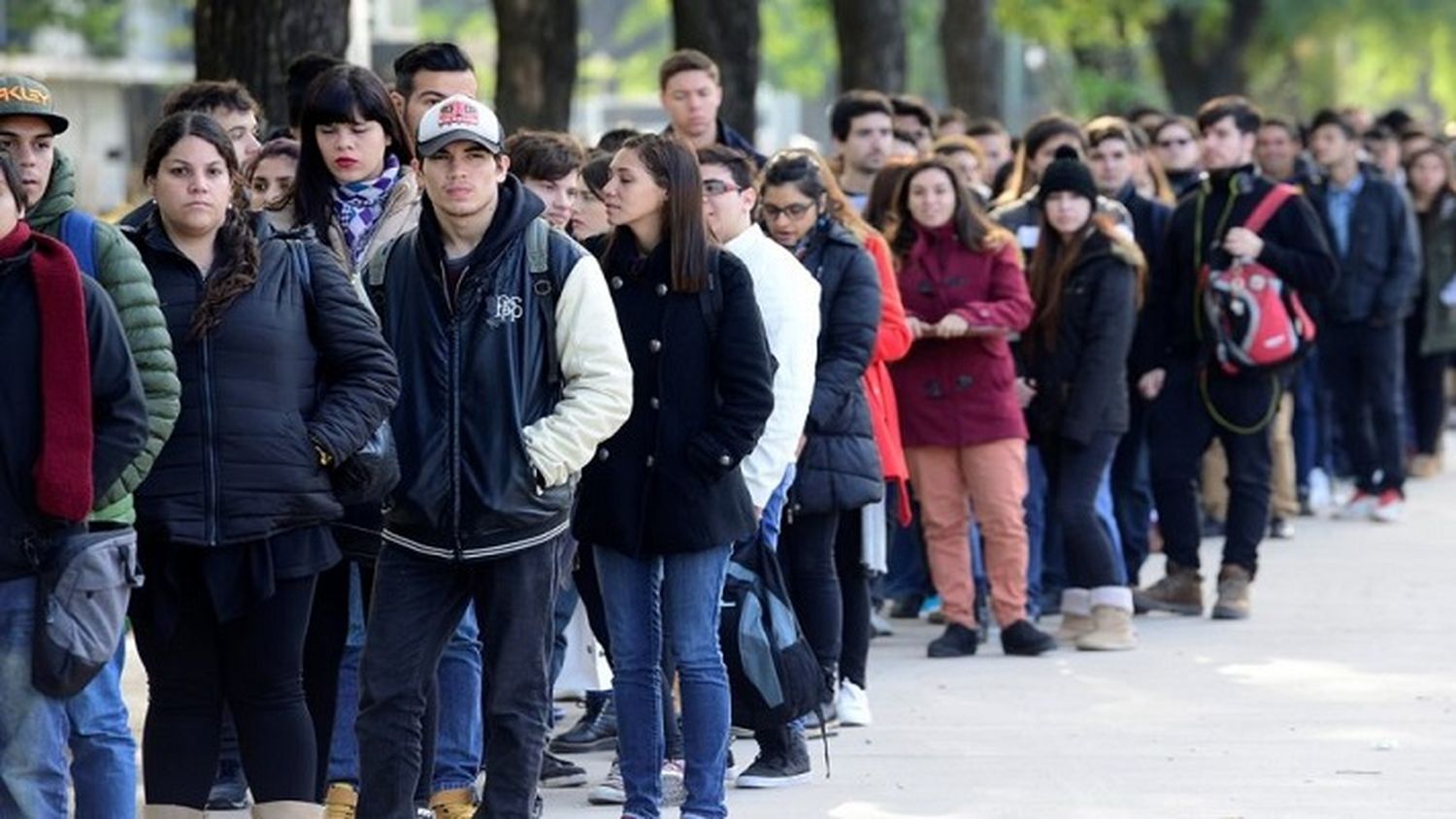 A la hora de evaluar ofertas laborales, el informe destaca que los jóvenes valoran un salario competitivo (28%)