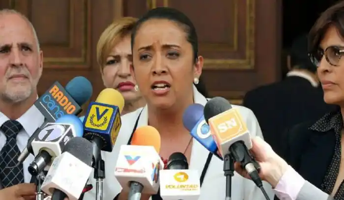 Gaby Arellano renuncia a Voluntad Popular