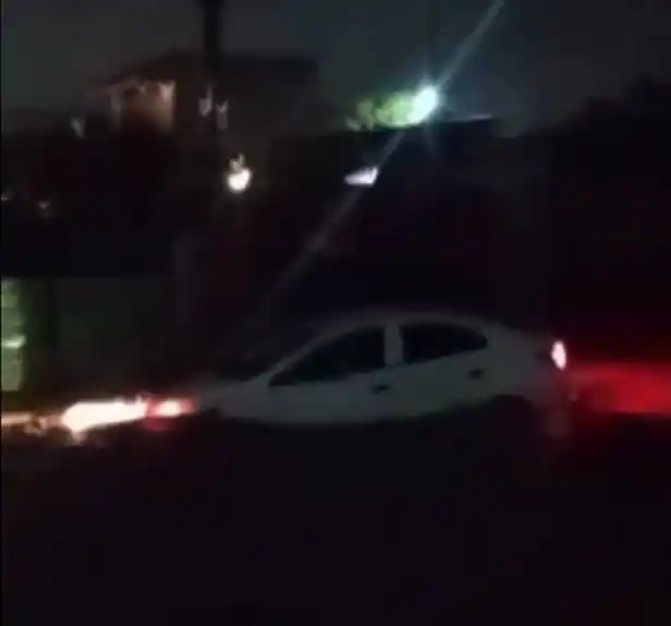 Tensión en Diamante: una correntada arrastró un auto con ocupantes en su interior