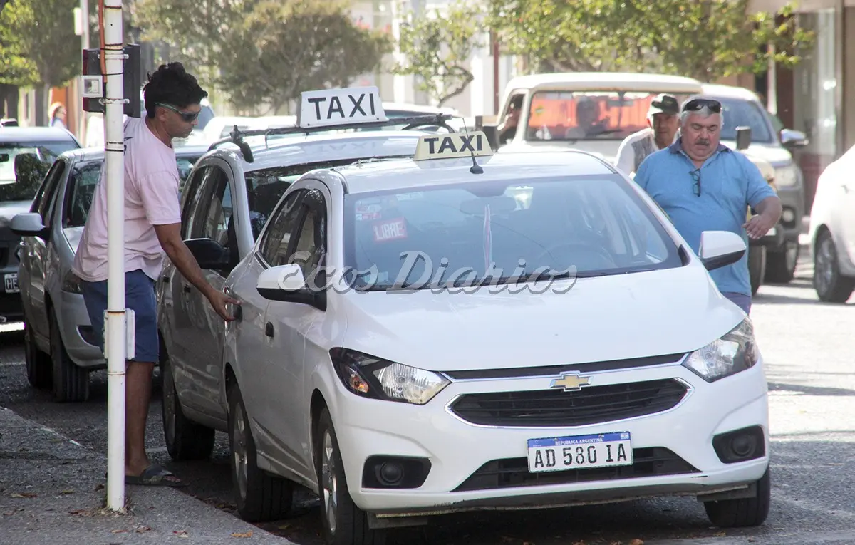 Complicados. Se hallan los taxistas por el aumento de los costos