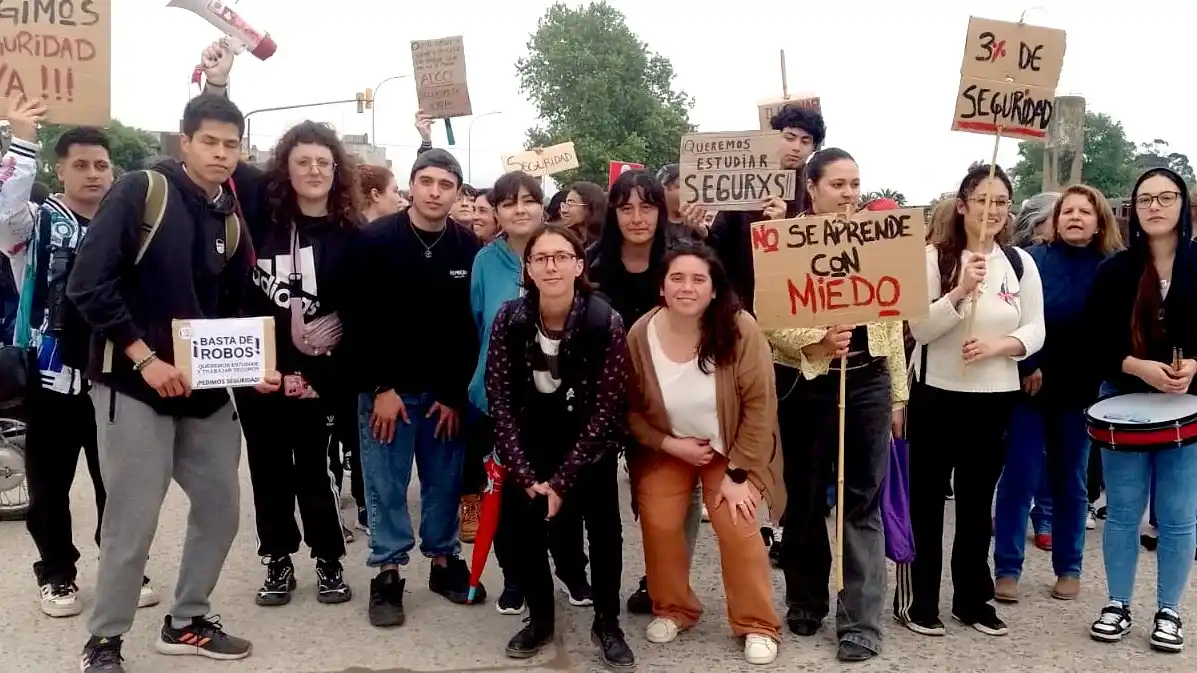 Frente al Complejo Cardiel. Los estudiantes se manifestaron en busca de soluciones