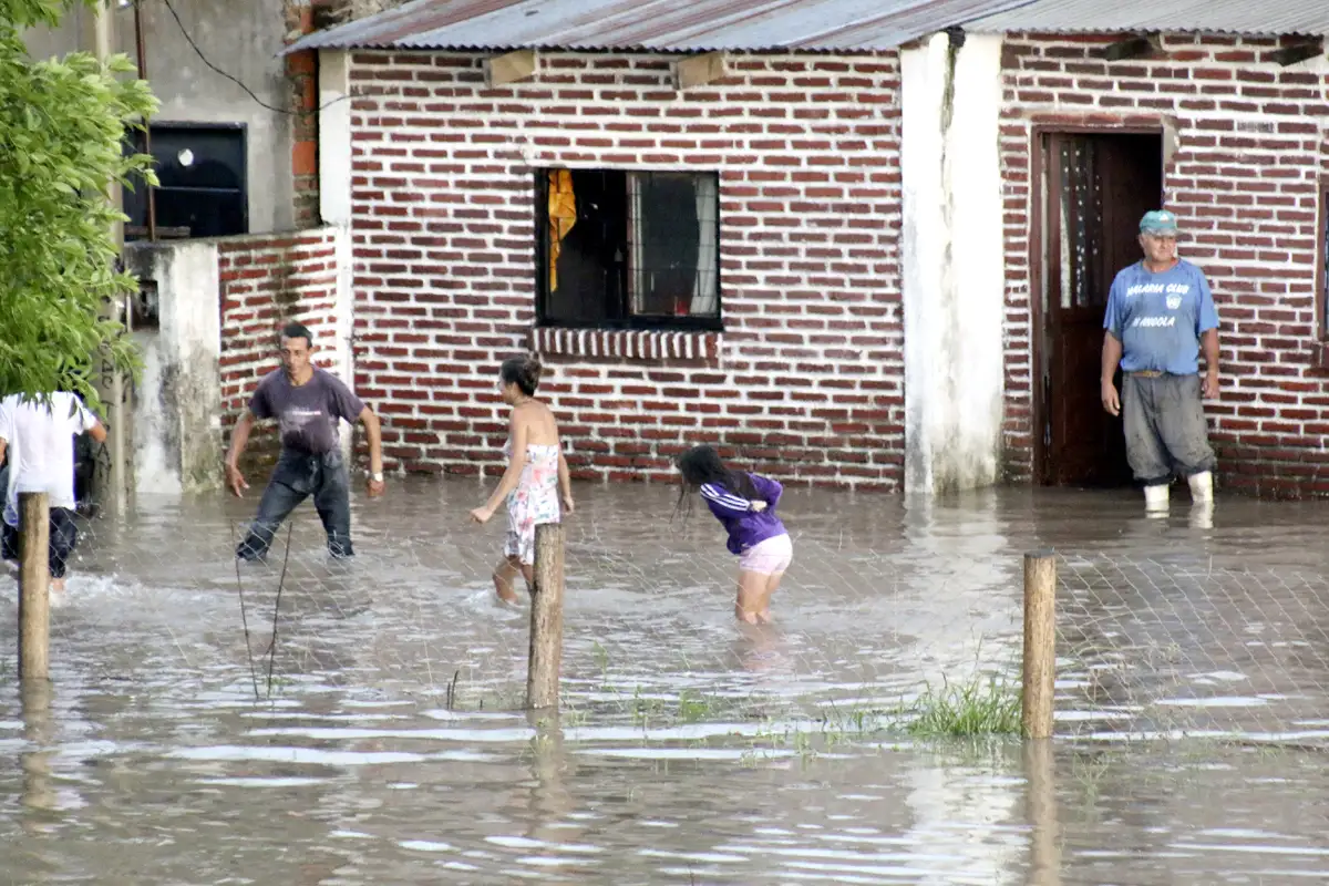 Otra tormenta volvió a complicar todo: se inundaron casas y las calles fueron arroyos
