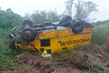 Volcó un camión de caudales sobre ruta 12