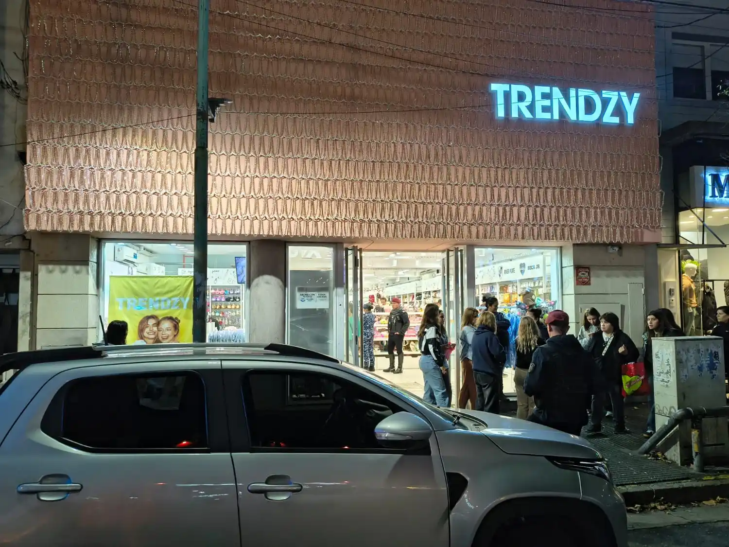 Durante el procedimiento, una de las menores intentó darse a la fuga, aunque fue alcanzada a pocos metros.