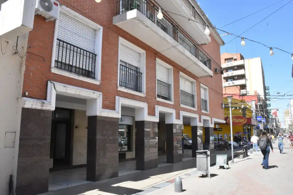 Robaron 11 oficinas en un edificio a metros de la peatonal