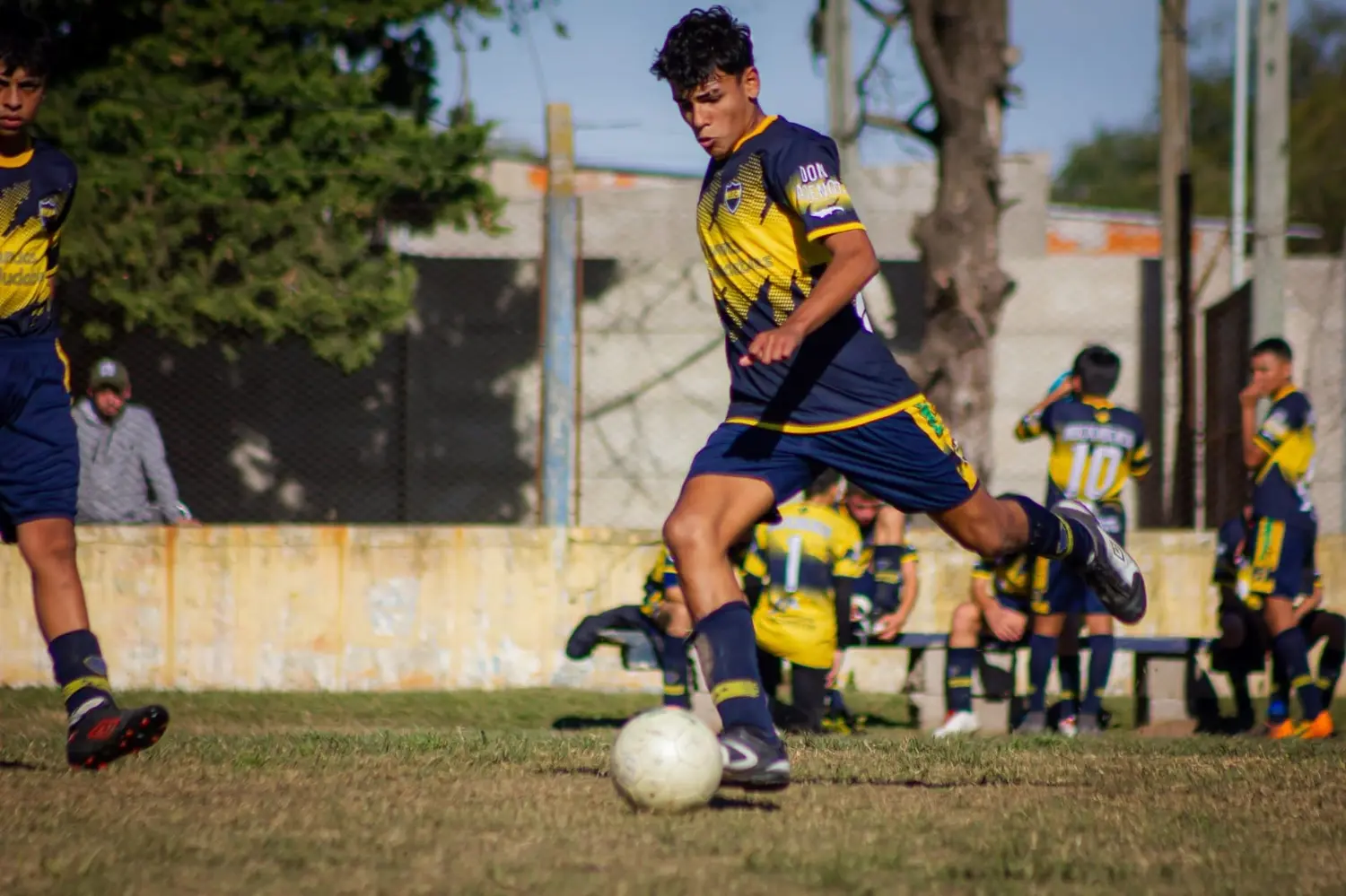 Fútbol: la pelota le tocó la mano, el árbitro cobró el gol y lo advirtió para que lo anulen