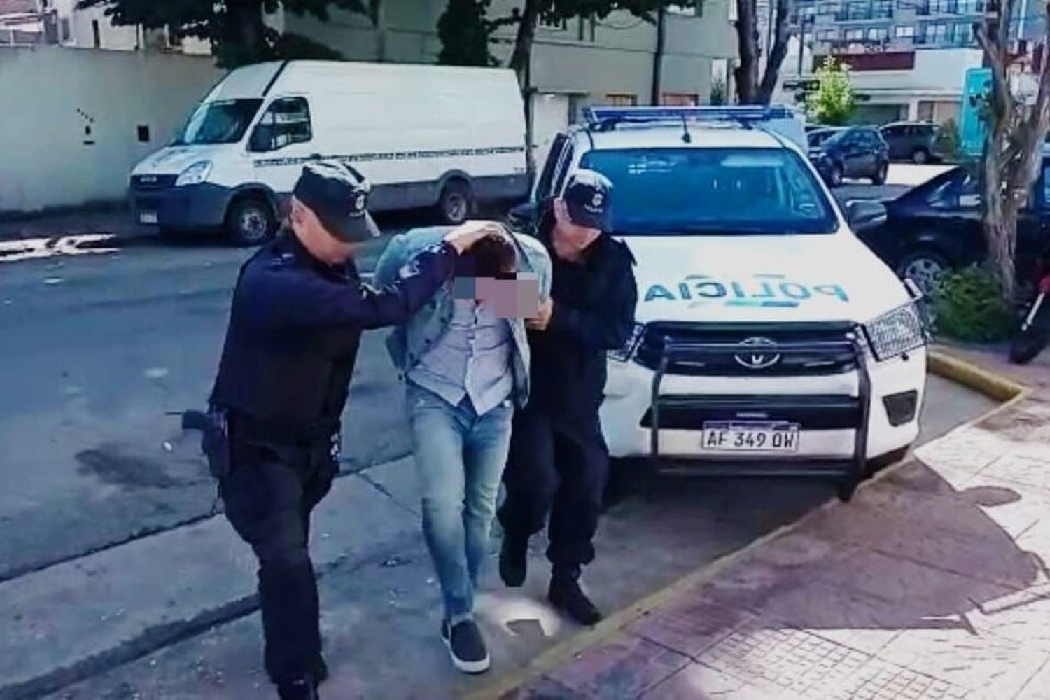 Mar del Plata: Cruzó en rojo, chocó a una moto, quiso darse a la fuga e intentó coimear a la policía