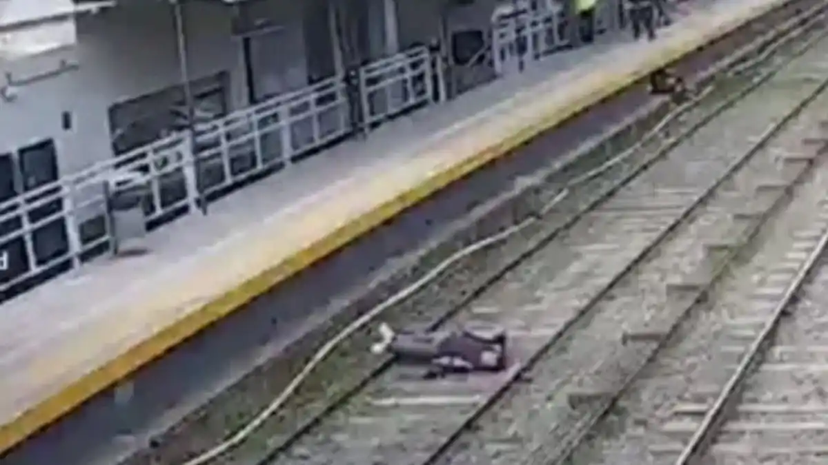 Video: se descompensó, cayó a las vías del tren y se salvó de milagro