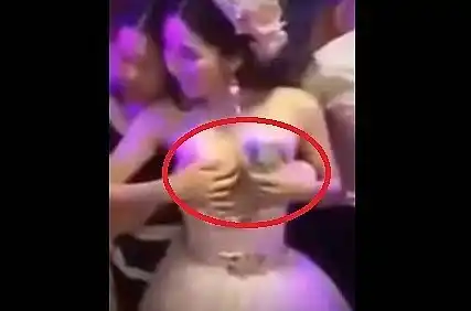 Se dejó tocar los senos por los invitados a su boda a cambio de plata