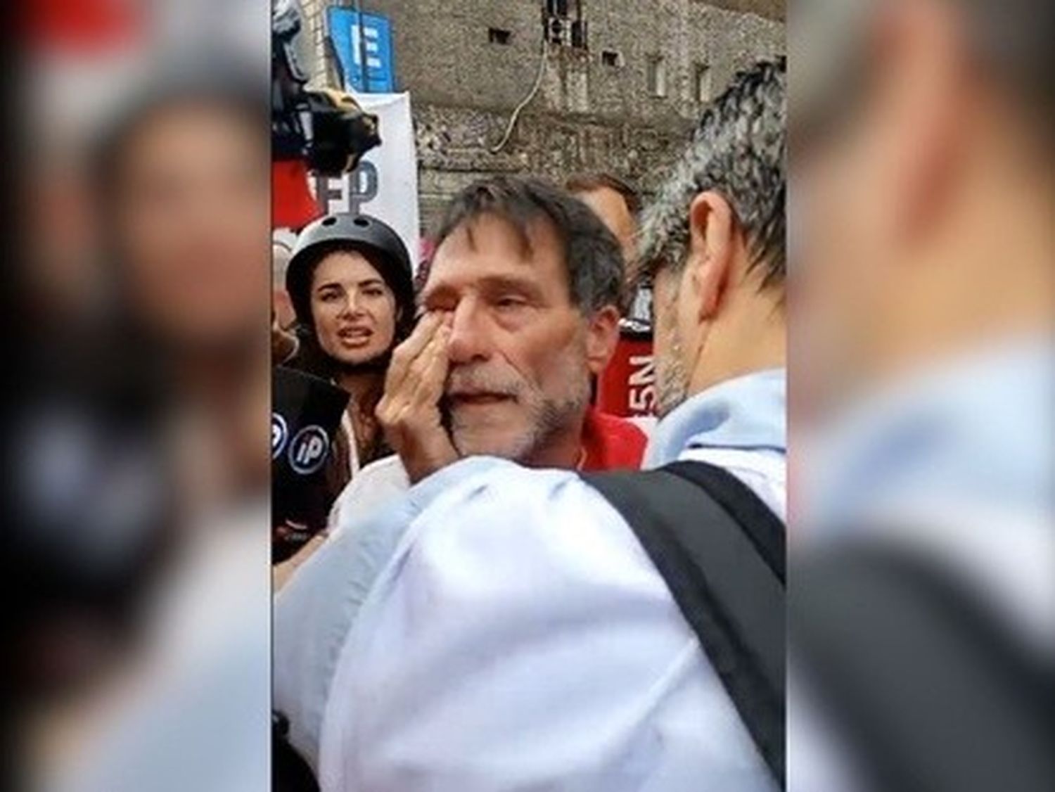 Tensión en el Congreso: la Policía reprimió a jubilados y al padre Paco Olveira