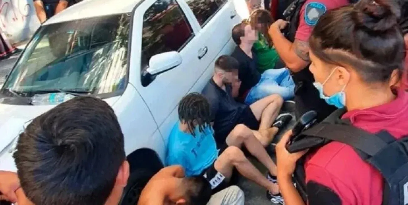 Los seis jóvenes llegaron al juicio con prisión preventiva e imputados por el delito de "coautoría del delito de abuso sexual con acceso carnal agravado".