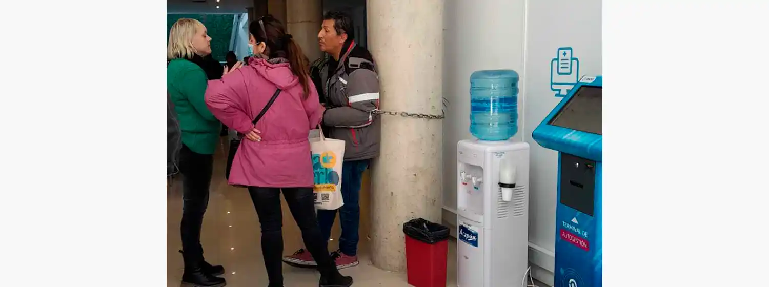 Un hombre se encadenó en una sucursal de PAMI para reclamar por su cobertura