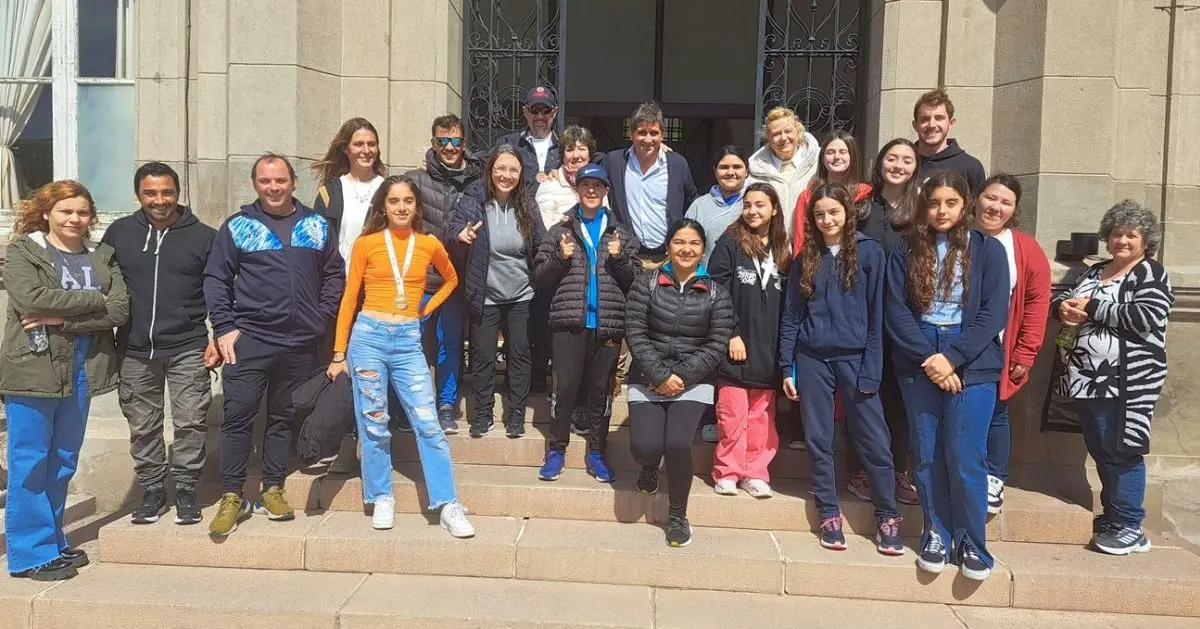 Frente al municipio. Juan José Fioramonti con los loberenses premiados en los Bonaerenses