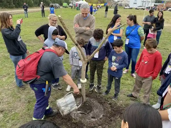 Jornada de recreación y de siembra en la plaza del santo del barrio San Cayetano