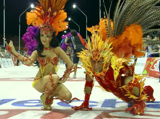 El Carnaval del País tuvo una noche de fiesta esplendorosa