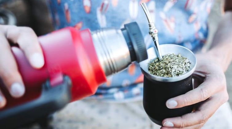 El mate, costumbre argentina.