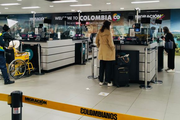 Colombian Immigration Workers Demand Better Conditions, Plan for Disruptions at Airports