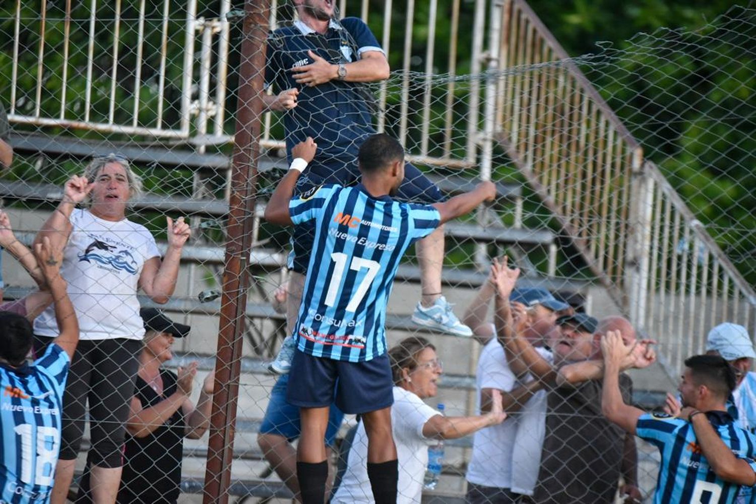 Marcos Machado, quien convirtió el penal de la clasificación, festeja con los hinchas "decanos" que viajaron a Paraná.