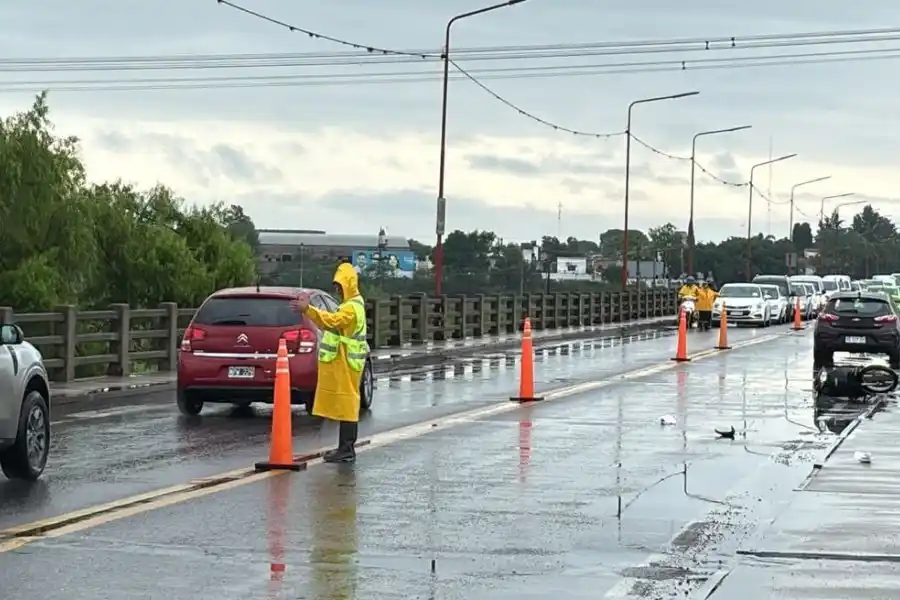 Un motociclista golpeó su cabeza contra los muros de contención del Puente Carretero: el casco se partió