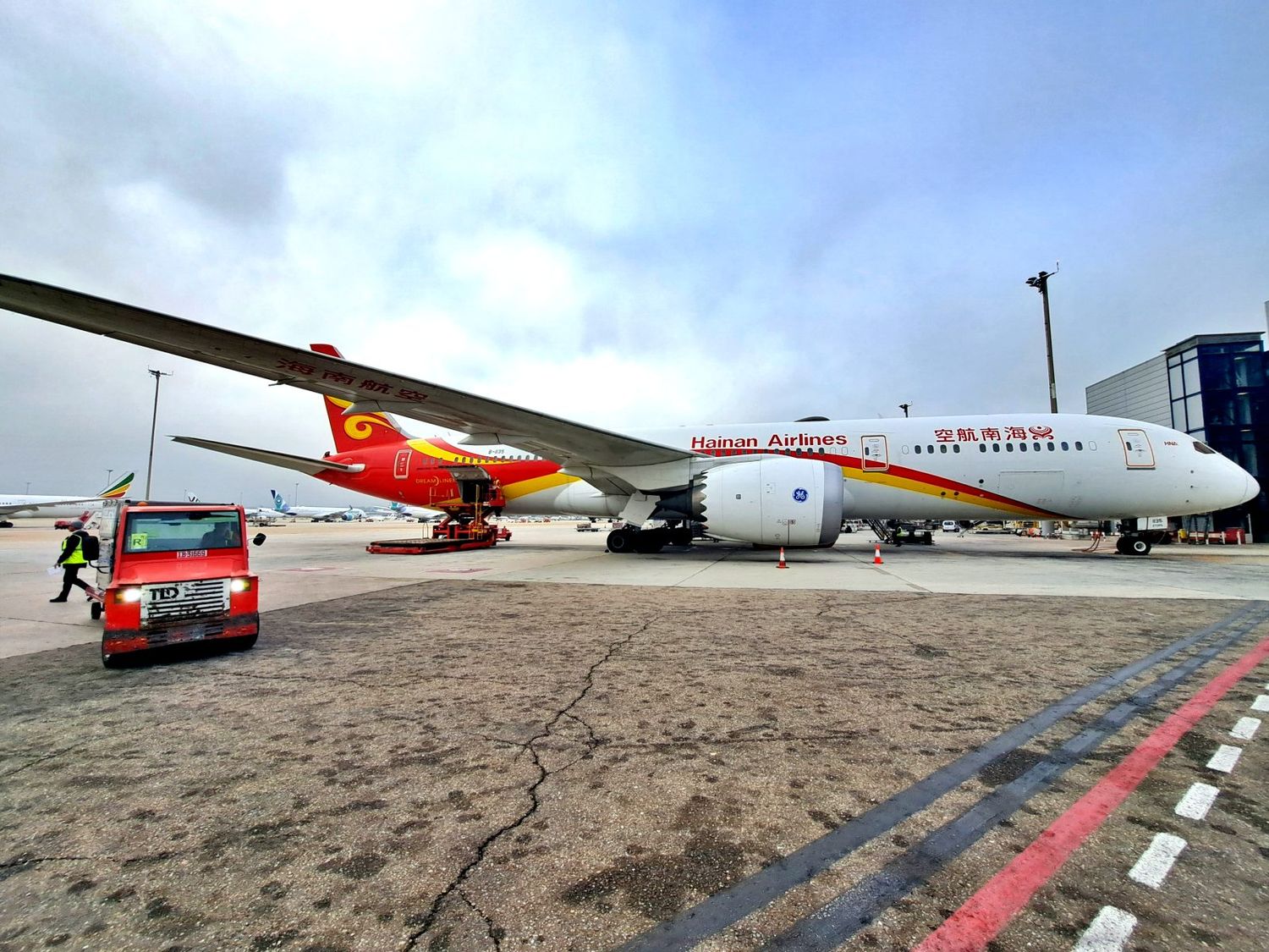 Hainan Airlines Launches Shenzhen-Madrid Route with Boeing 787 Dreamliner