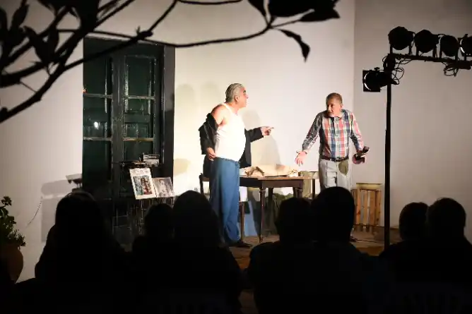 Bajo las estrellas y entre muros históricos: el ciclo "Noches de Teatro" brilla en la Casa de Casco
