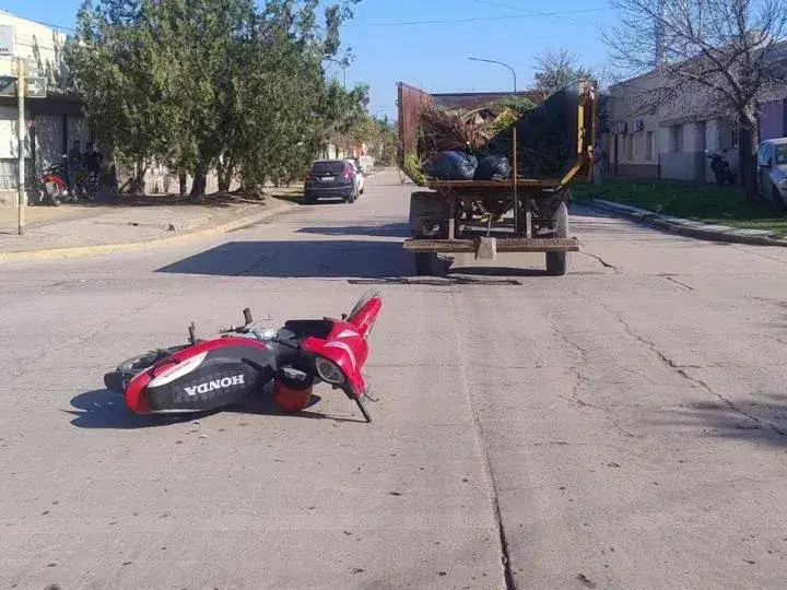 San Cristóbal: una motociclista resultó herida tras chocar con un tractor municipal