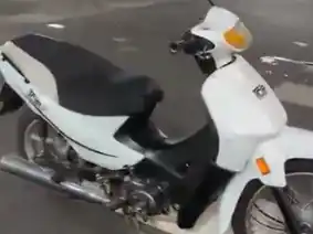 Un auto y una moto protagonizaron un choque en el centro y dos mujeres sufrieron lesiones