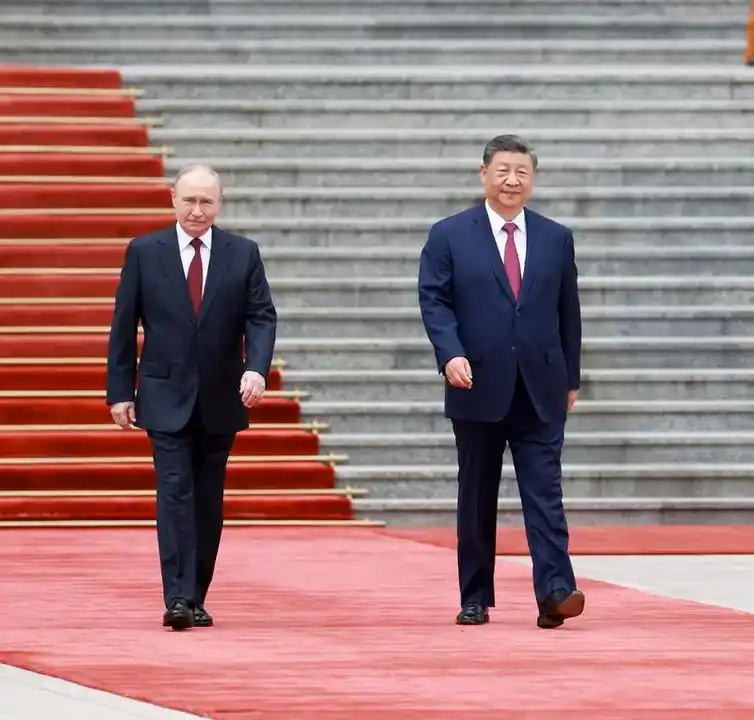 Vladimir Putin junto a Xi Jinping en Pekín.