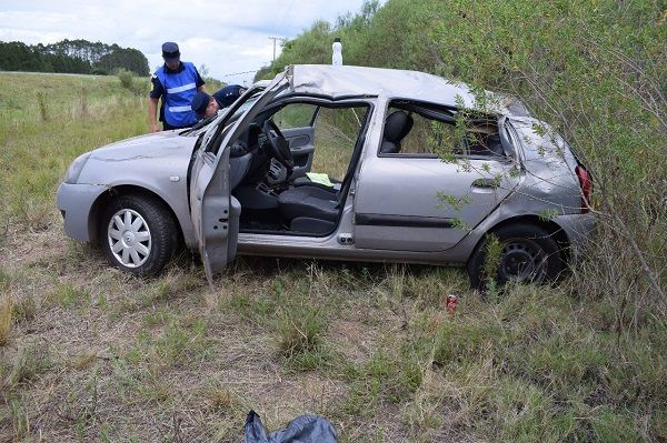 Una familia volcó en la Ruta 14 y llevados al Hospital