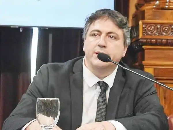 Paoltroni: “Lo más decoroso sería retirar 
los pliegos de Lijo y García-Mansilla”