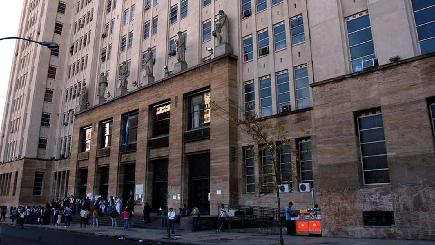 Durante una recorrida por la Facultad de Medicina de la UBA, Newstad recogió distintas opiniones sobre la aplicación de la Educación Sexual Integral (ESI) en las escuelas.