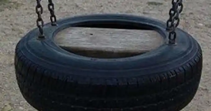 Hizo una hamaca casera, se subió y mató a la hija