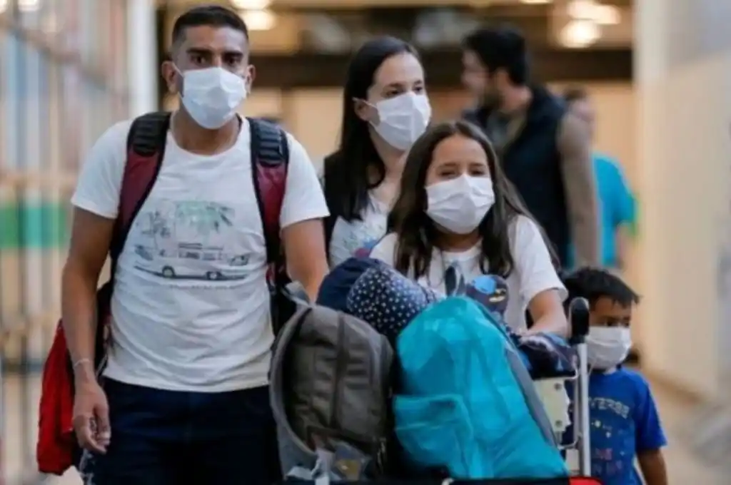 Analizan que cada pasajero que salga del país pague su test de PCR y alojamiento de confinación