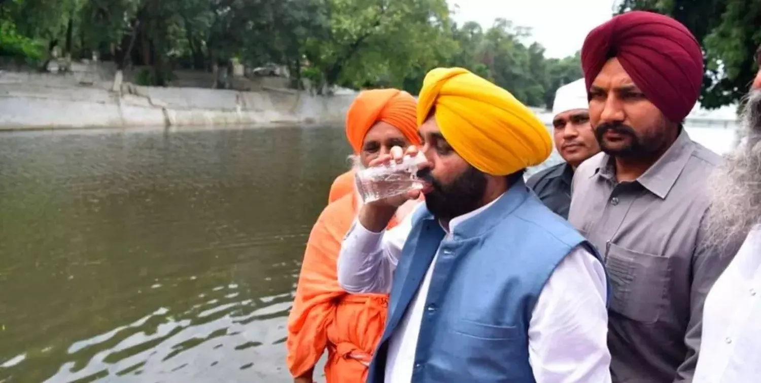 Un gobernador de India tomó agua de un río para mostrar que no estaba contaminada, pero terminó hospitalizado 