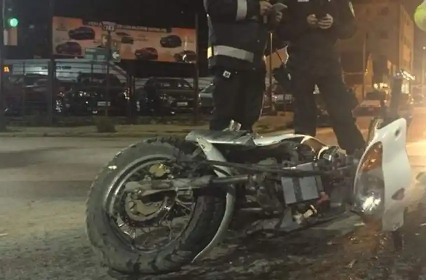 Armado robó una moto, huyó a toda velocidad, chocó y quedó detenido