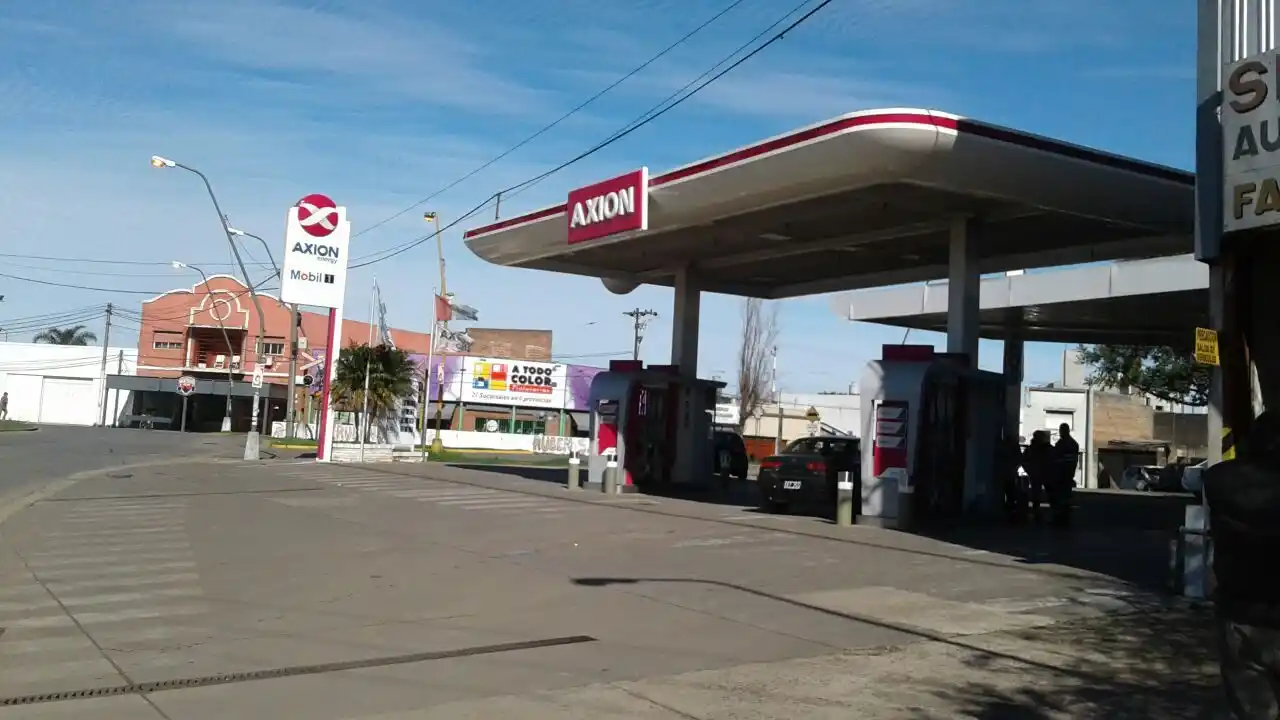 Robaron en una estación de servicio de Aristóbulo del Valle