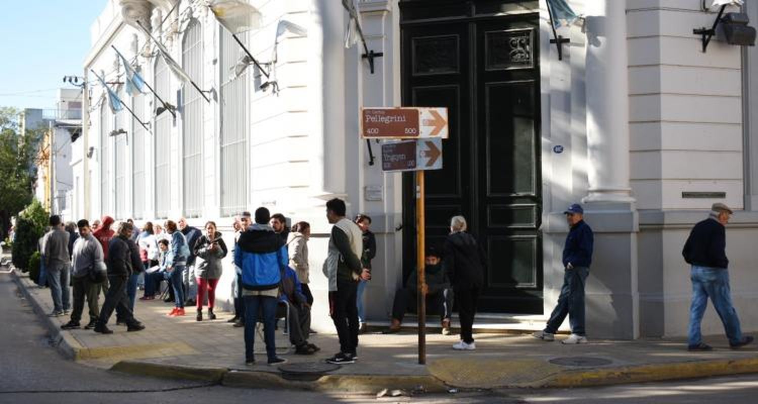 Atención especial en bancos: quiénes deben y cómo se puede sacar turno para ser atendido desde el lunes