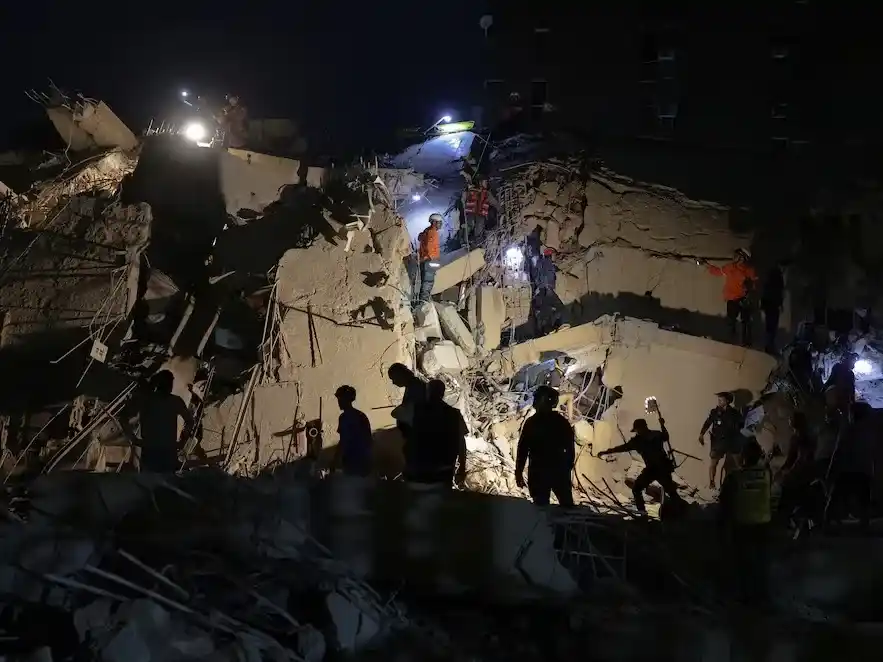 Los servicios de emergencia trabajan en el lugar donde se ha derrumbado un edificio tras un terremoto, en Caracas (Venezuela). Foto: Reuters/Gaby Oraa