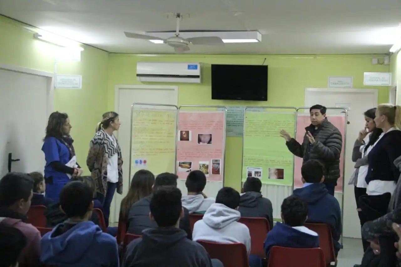 Ante el brote de sífilis, el Hospitalito comenzó a dar charlar a adolescentes